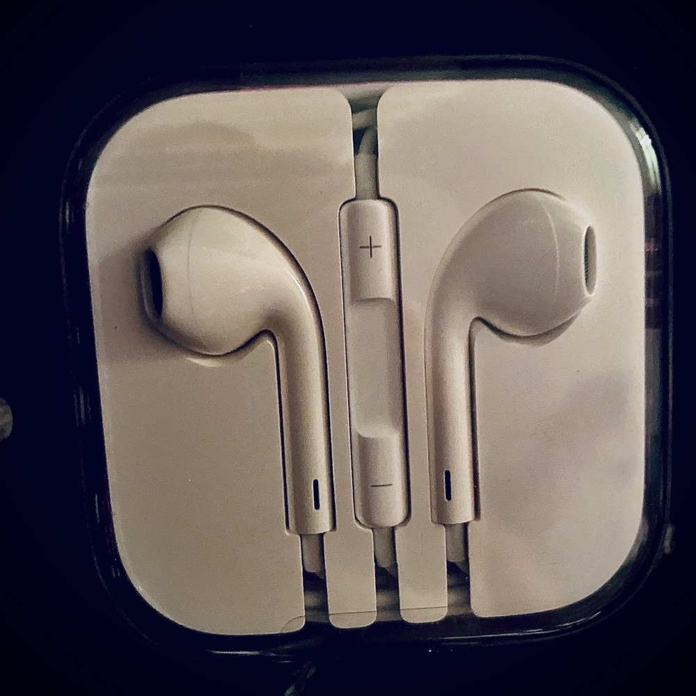 PRICE FIRM!!! NWT Apple Wired Ear Pods Aux Input - Picture 4 of 4